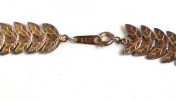 Leveles, aranyszínű bizsu lánc, kicsit kopott, h: 40 cm + virágmintás bross aranyszínű díszítéssel, ...