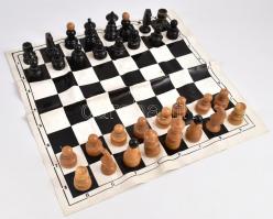 Fa sakkbábuk, kopásnyomokkal, viaszosvászon sakktáblával
