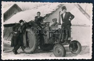 ~1940 Traktort körülálló férfiak, fotó, 8,5x13,5 cm
