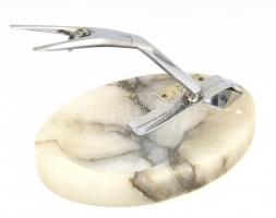 1939 Art deco síugrót ábrázoló krómozott fém szoborral díszített alabástrom névjegytartó. Kis gravír...