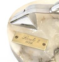 1939 Art deco síugrót ábrázoló krómozott fém szoborral díszített alabástrom névjegytartó. Kis gravír...