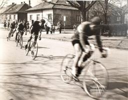 1959 Domonkos Tibor: Bicikliverseny. Nagy méretű művészfotó, 28x36 cm
