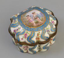 Limoges porcelán dobozka, részben kézzel festett, jelzett, kis hajszálrepedéssel a tetején, 10×9×5 cm