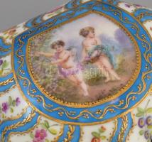 Limoges porcelán dobozka, részben kézzel festett, jelzett, kis hajszálrepedéssel a tetején, 10×9×5 c...