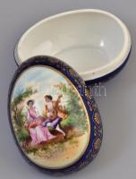 Antik jelenetet ábrázoló porcelán vázácska és porcelán tojás, matricás, jelzés nélkül, kis kopásnyom...