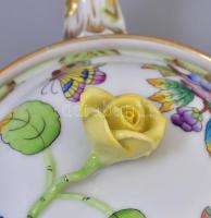 Herendi Viktória mintás porcelán füles, fedeles tartó, kézzel festett, jelzett, kopásnyomokkal, apró...