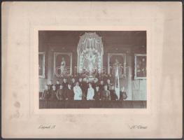 cca 1908 Nagyvárad, Premontrei Főgimnázium díszterme, Mária kongregánisták az oltár előtt, keményhátú fotó Lojanek János műterméből, hátoldalán feliratozott, 19,5x14 cm