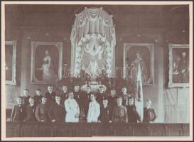 cca 1908 Nagyvárad, Premontrei Főgimnázium díszterme, Mária kongregánisták az oltár előtt, keményhát...