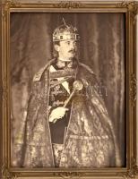 cca 1916 IV. Károly (1887-1922) király a koronázási jelvényekkel, fotó, üvegezett keretben, felületén retusálás nyomával, 22×17 cm