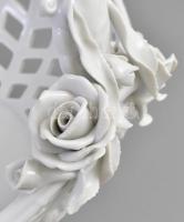 Herendi nagy méretű áttört, rózsás kosár. Fehér mázas, benyomott jelzéssel, hibátlan. m: 25 cm h: 27...