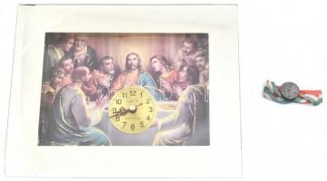 Az utolsó vacsorát ábrázoló falióra, elemmel, működik, sarkán kis sérülés, 18×23 cm + 1938 Eucharisztikus Kongresszus jelvény