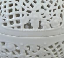 Herendi áttört nagy méretű, epres bonbonniere. Fehér mázas, benyomott jelzéssel, hibátlan d: 16 cm, ...