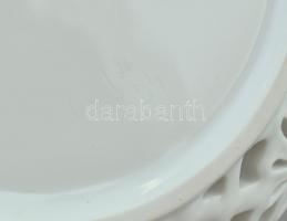 Herendi áttört nagy méretű, epres bonbonniere. Fehér mázas, benyomott jelzéssel, hibátlan d: 16 cm, ...