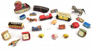 Egy cipősdoboznyi gyermekjáték. Lemezjátékok, vegyes állapotban, vasútmodellek, hozzá három darab utazóóra.