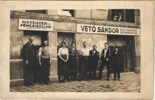 Budapest VII. Vető Sándor Szikvízgépgyár szifonfejöntöde, Nikkelezési és fémcsiszolási munkák elkészíttetnek, munkások. Péterfy Sándor utca 17., photo (EB)