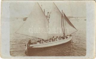 Az Osztrák-Magyar Haditengerészet matrózai vitorlásban / K.u.K. Kriegsmarine Matrosen / WWI Austro-Hungarian Navy mariners in a sailboat. photo (fa)