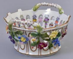 Alt-Wien áttört kosárka plasztikus virág díszítéssel. Kézzel festett, jelzett, hibátlan. d: 8,5 cm