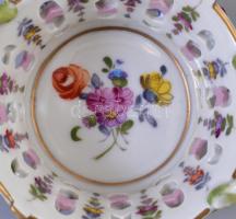 Alt-Wien áttört kosárka plasztikus virág díszítéssel. Kézzel festett, jelzett, hibátlan. d: 8,5 cm
