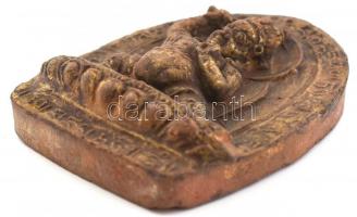 Tibeti aranyozott cserép dombormű, amulett, feliratokkal. 5x4 cm