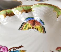 Herendi Viktória mintás négyrészes asztali kínáló, kézzel festett, jelzett, kis kopásnyomokkal, 36×3...