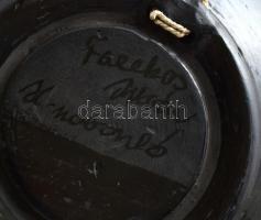 Virágmintás fekete kerámia fali dísztányér, Fazekas István Hajdúszoboszló jelzéssel, kisebb mázsérül...