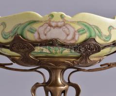 Szecessziós stílusú asztali kínáló, fajansz és réz elemekből, kis kopásnyomokkal, 32×26 cm