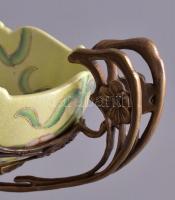 Szecessziós stílusú asztali kínáló, fajansz és réz elemekből, kis kopásnyomokkal, 32×26 cm