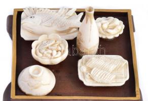 Mini fa asztal, tetején csontból készített, ráragasztott tárgyakkal (hal, palack, stb.), apró kopásn...