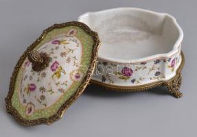 Wong Lee virágmintás fajansz asztali kínáló dobozka, réz elemekkel, hibátlan, jelzett, 14×13×12 cm