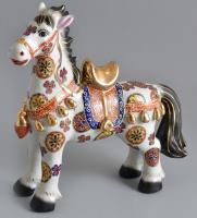 Kínai porcelán ló, plasztikus kézzel festett díszítéssel, matricával jelzett, mázrepedésekkel, kis kopásokkal. m: 27 cm, h: 27,5 cm