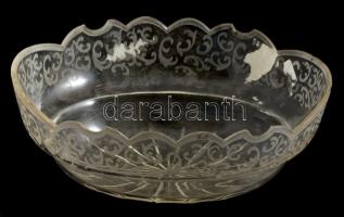 Hámozott üveg tál, historizáló ornamentikával. Több helyen csorbult. M: 9 cm, 23x18,5 cm