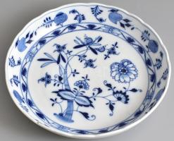 Meisseni porcelán tál, máz alatti kék festéssel. Jelzett, a peremén mázhibával. d: 26 cm, m: 4 cm