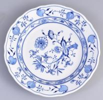 Meisseni porcelán tányér, máz alatti kék festéssel. Jelzett, apró kopásnyomokkal. d: 25 cm