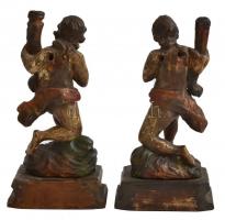 2 db faragott, festett fa szobor, sérülésekkel, m: 17 cm