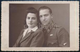 cca 1940 Repülős katona feleségével, fotólap, 8,5×13,5 cm