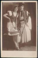 cca 1920 Fiatal pár erdélyi népviseletben, fotó, 13×8,5 cm