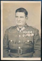 cca 1940-1944 Katona kitüntetésekkel, fotó, 9×6 cm