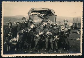1940 Nagyvárad, magyar katonák az erdélyi bevonuláskor, fotó, 6×9 cm