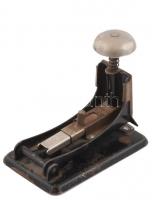 Derby jelzésű régi fém tűzőgép, kopott, rozsdás, 9,5x10,5 cm