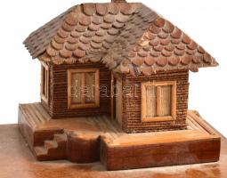 Fa játékházikó táblára szögelve, kicsit hiányos, kopott, m: 9,5 cm, h: 18 cm