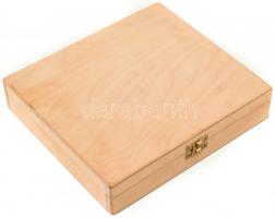 Vegyes bizsu tétel, karkötők, nyakláncok, fülbevaló, övcsat, ...stb., fa dobozban, 20x22x4,5 cm