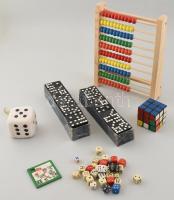 Vegyes játék tétel, régi dominó készlet két dobozban, plüss dobókocka, Rubik kocka, kirakó, dobókocka gyűjtemény.