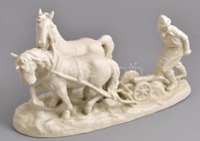 Schaubachkunst biszkvit porcelán szántó férfi lovakkal, jelzett, kis kopásnyomokkal, gyári repedésekkel, h: 31 cm
