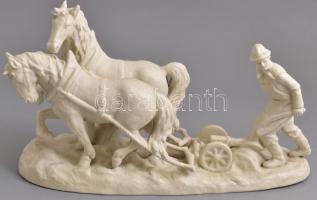 Schaubachkunst biszkvit porcelán szántó férfi lovakkal, jelzett, kis kopásnyomokkal, gyári repedések...