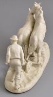 Schaubachkunst biszkvit porcelán szántó férfi lovakkal, jelzett, kis kopásnyomokkal, gyári repedések...