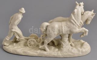 Schaubachkunst biszkvit porcelán szántó férfi lovakkal, jelzett, kis kopásnyomokkal, gyári repedések...