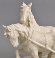 Schaubachkunst biszkvit porcelán szántó férfi lovakkal, jelzett, kis kopásnyomokkal, gyári repedések...