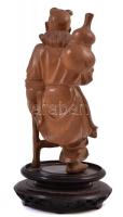 Kínai faragott fa figura, talapzaton, kis repedéssel, m: 17 cm