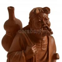 Kínai faragott fa figura, talapzaton, kis repedéssel, m: 17 cm