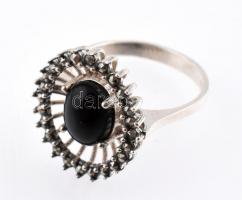 Ezüst(Ag) gyűrű, markazittal és fekete kővel, jelzett, méret: 55, bruttó: 3,54 g
